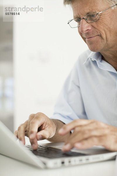 Senior Mann mit Laptop-Computer