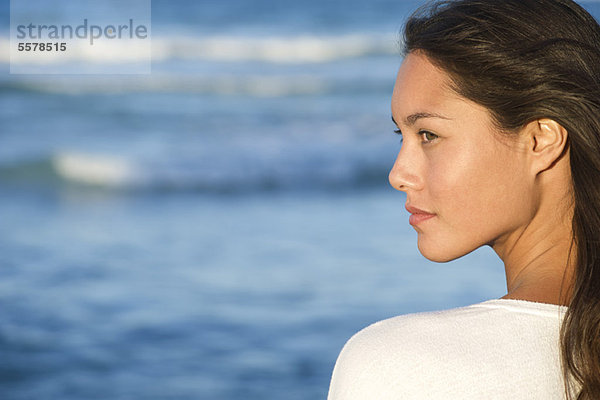 Junge Frau mit Blick auf das Meer  Profil