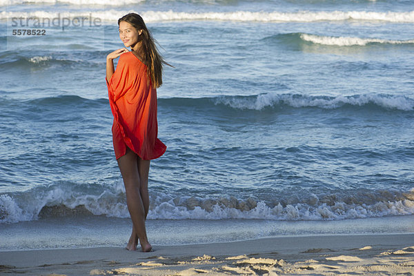 Junge Frau am Strand stehend