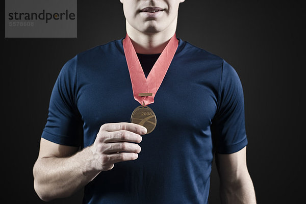 Männlicher Athlet mit Medaille  Mittelteil