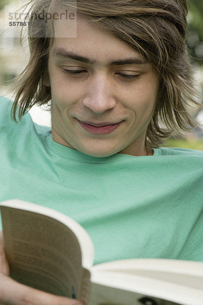 Junger Mann liest Buch