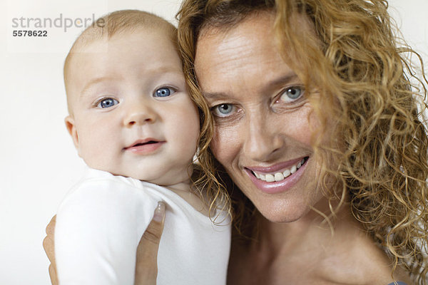 Reife Frau hält Baby  Portrait