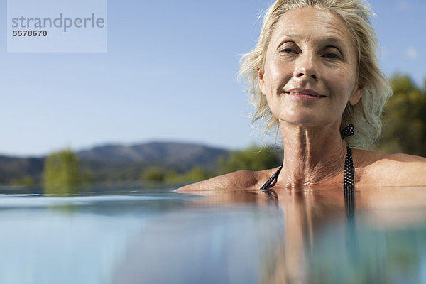 Reife Frau entspannt im Pool  Portrait
