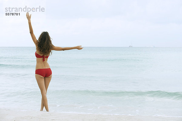 Frau im Bikini am Strand  Rückansicht