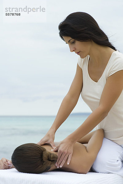 Massagetherapeutin mit Frauenmassage