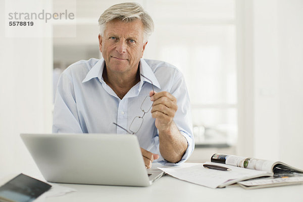 Senior Mann mit Laptop-Computer zu Hause
