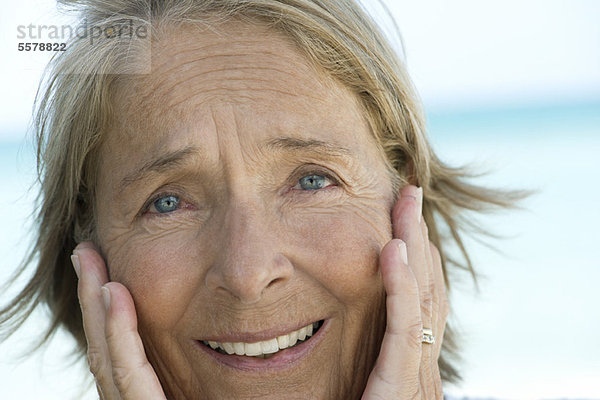 Seniorin mit Kopf in den Händen