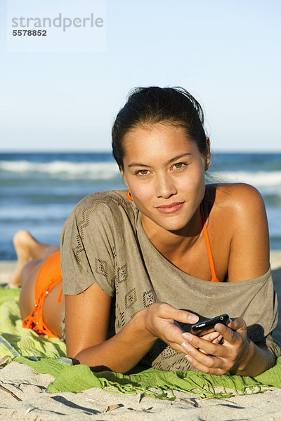 Junge Frau entspannt am Strand  Portrait