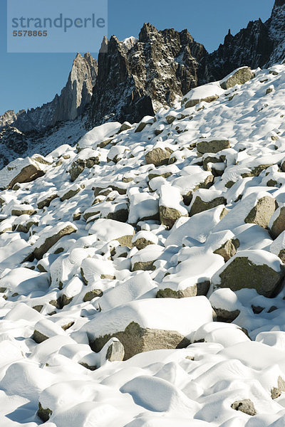 Berggipfel und schneebedeckte Felsen