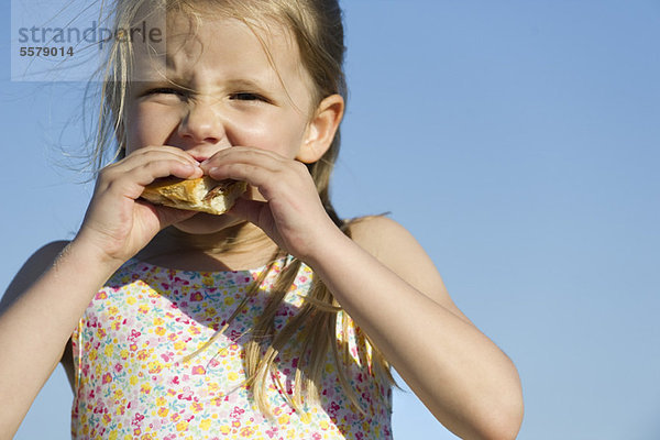 Mädchen essen Sandwich im Freien