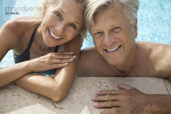 Reife Paare entspannen sich gemeinsam im Pool  Portrait