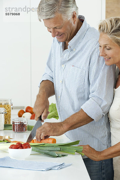 Reife Paare  die gemeinsam in der Küche kochen