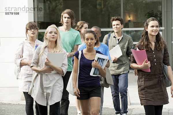 Universitätsstudenten zu Fuß auf dem Campus