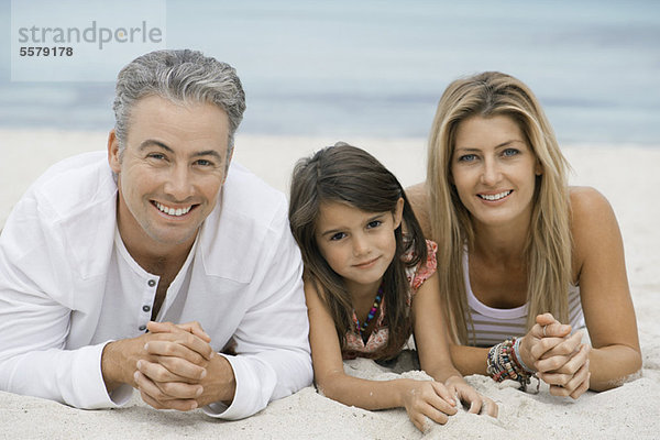 Familie am Strand liegend  Portrait