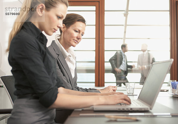 Zwei Frauen arbeiten an Laptop