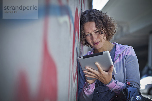 Frau mit Helm und Ipad