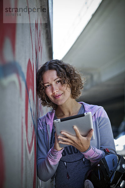 Frau mit Helm und Ipad