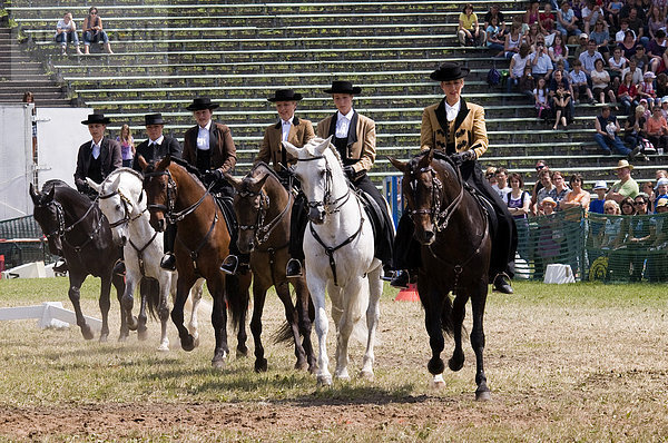 Reiterinnen in traditioneller Kleidung demonstrieren im Schauprogramm auf der Pferd International München ihr Können  München  Bayern  Deutschland  Europa