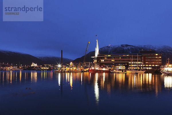 Teil des Hafengebiets von Troms¯  Tromso bei Nacht  mit Ishavshotel und der Tromsdalen Kirche  Eismeerkathedrale  Ishavskatedralen  Norwegen  Europa