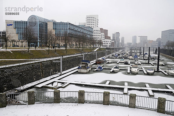 Boote  Schnee  Medienhafen  Düsseldorf  Nordrhein-Westfalen  Deutschland  Europa  ÖffentlicherGrund