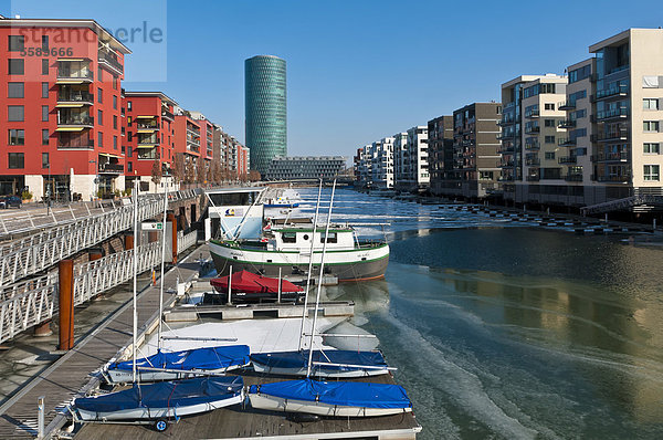 'Eis auf dem Main im Frankfurter Westhafen  hinten der ''Westhafen Tower''  Spitzname ''Das Gerippte'' oder ''Äppelwoi-Turm''  Hessen  Deutschland  Europa'