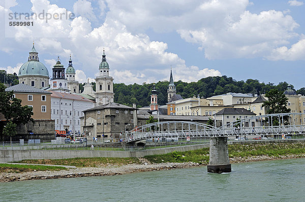 Blick über die Salzach auf die Altstadt von Salzburg  Österreich  Europa  ÖffentlicherGrund