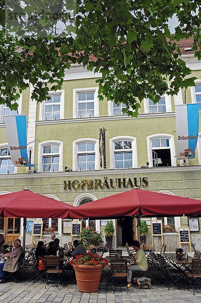 Straßencafe Hofbräuhaus in Traunstein  Chiemgau  Bayern  Deutschland  Europa  ÖffentlicherGrund