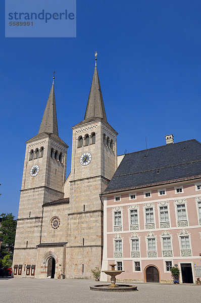 Stiftskirche St. Peter und St. Johannes und Königliches Schloss  Berchtesgaden  Bayern  Deutschland  Europa  ÖffentlicherGrund