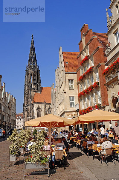 Straßencafe am Prinzipalmarkt und Lambertikirche oder St. Lamberti Kirche  Münster  Münsterland  Nordrhein-Westfalen  Deutschland  Europa  ÖffentlicherGrund