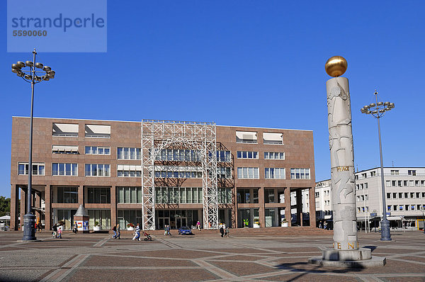 Neues Rathaus und Friedenssäule am Friedensplatz  Dortmund  Nordrhein-Westfalen  Deutschland  ÖffentlicherGrund