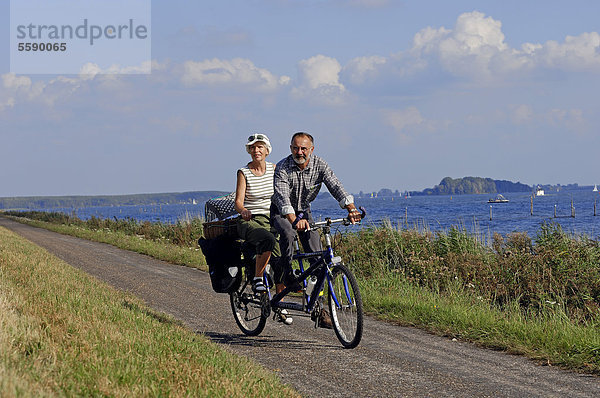 Paar mit Tandem am Veluwemeer  Flevoland  Niederlande  Europa