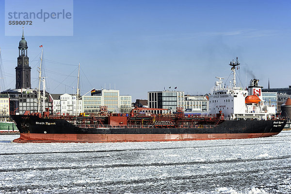 Tankschiff Stolt Egret im winterlichen Hamburger Hafen  Deutschland  Europa