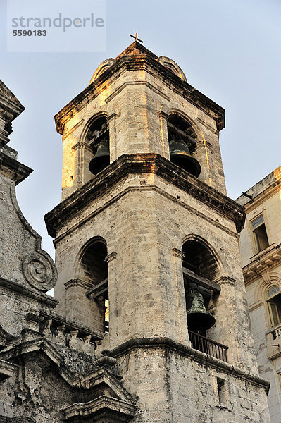 Glockenturm Catedral de la Habana  Kathedrale von Havanna  Baubeginn 1748  barocke Fassade  Plaza de la Catedral  Havanna  Kuba  Große Antillen  Karibik  Mittelamerika  Amerika