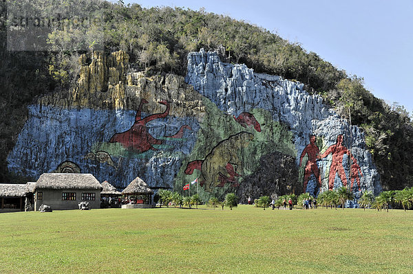 Mural de la Prehistoria  prähistorische Wand  gemalt 1961 vom mexikanischen Künstler Leovigildo Gonz·lez Morillo  Größe 120x180 Meter  Vinales  Unesco Weltkulturerbe  Provinz Pinar del Rio  Kuba  Große Antillen  Karibik  Mittelamerika  Amerika