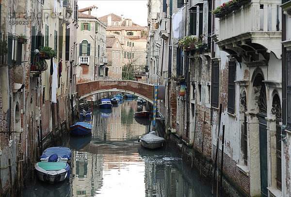Brücke  Häuser am Kanal  Venedig  Italien  Europa