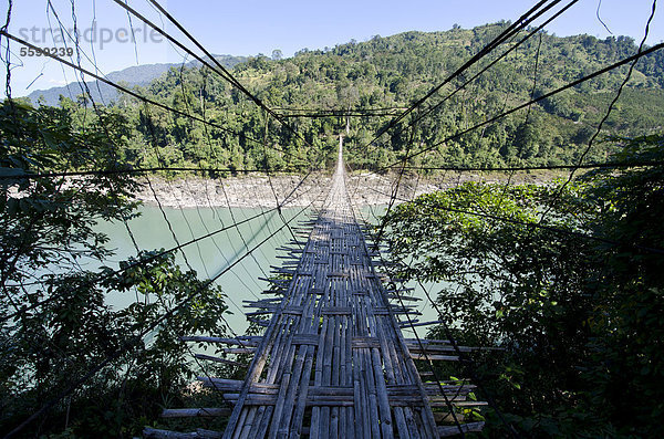 Eine 300m lange Hängebrücke überquert den mächtigen Fluss Siang in der Hügel von Arunachal Pradesh  Siang Sangam  Arunachal Pradesh  Indien  Asien