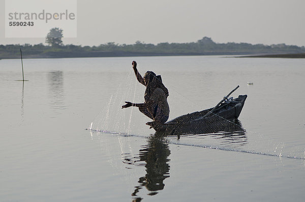 Fischer beim Fang auf dem Brahmaputra  Brahmaputra-Tal  Assam  Indien  Asien