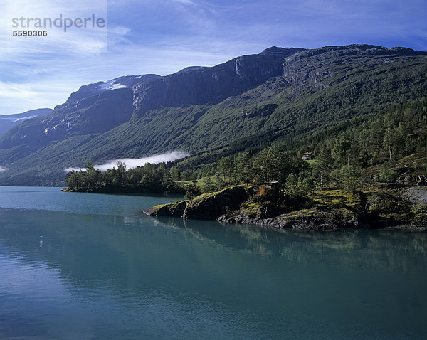 Landschaft am See Lovatnet  bei Olden  Sogn og Fjordane  Norwegen  Skandinavien  Europa