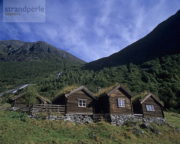 Alte Holzhäuser  Hütten  am See Lovatnet  bei Olden  Sogn og Fjordane  Norwegen  Skandinavien  Europa