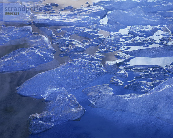 Eis vom Gletscher Brigsdalsbreen  Briksdalsbreen  eine Gletscherzunge des Jostedalsbreen  Sogn og Fjordane  Norwegen  Skandinavien  Europa