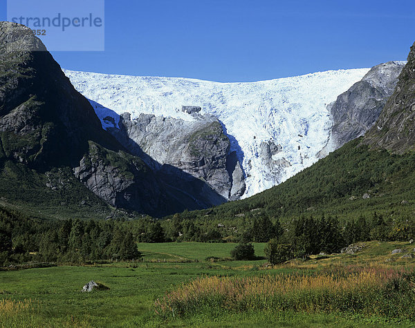 Bergsetbreen  eine Gletscherzunge des Jostedalsbreen  Sogn og Fjordane  Norwegen  Skandinavien  Europa
