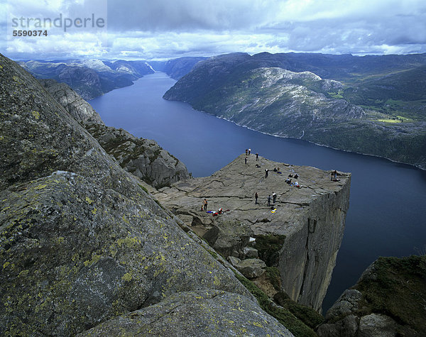 Felskanzel Preikestolen mit Touristen  am Lysefjorden  Rogaland  Norwegen  Skandinavien  Europa