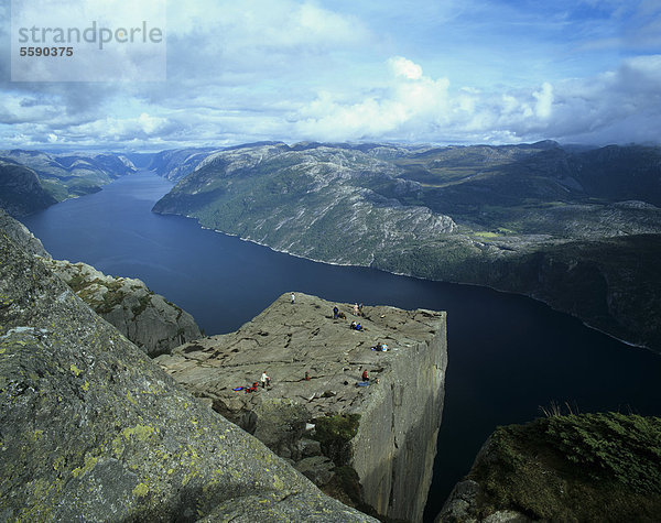 Felskanzel Preikestolen mit Touristen  am Lysefjorden  Rogaland  Norwegen  Skandinavien  Europa