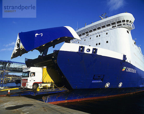 LKW fährt aus einer Fähre im Hafen von Kristiansand  Vest-Agder  Norwegen  Skandinavien  Europa