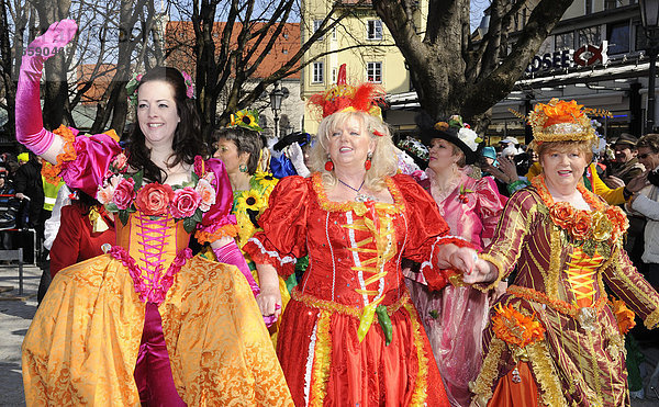 Traditioneller Tanz der Marktfrauen  Marktweiber  am Faschingsdienstag  Viktualienmarkt  München  Oberbayern  Bayern  Deutschland  Europa  ÖffentlicherGrund