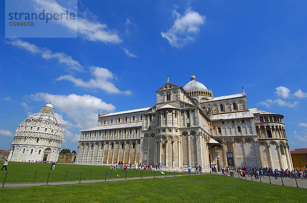 Baptisterium und Kathedrale  Piazza del Duomo  UNESCO Weltkulturerbe  Campo dei Miracoli  Pisa  Toskana  Italien  Europa