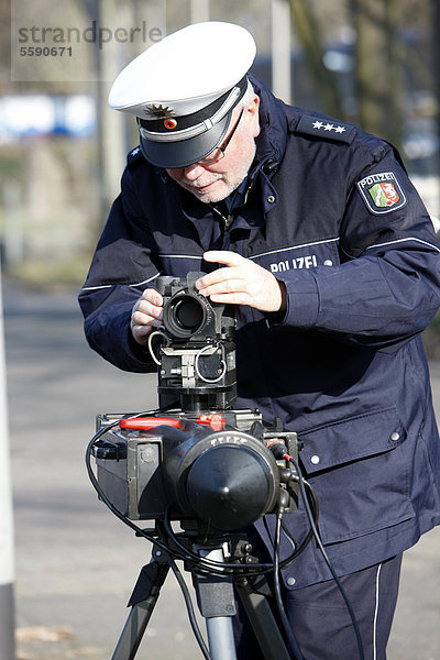 Polizist bereitet Radargerät vor  Pressetermin  Blitzermarathon der Polizei NRW am 10.02.2012  Auftakt für eine langfristige Kampagne gegen Raserei in NRW  Duisburg  Nordrhein-Westfalen  Deutschland  Europa