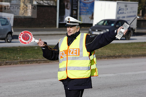 Blitzermarathon der Polizei NRW am 10.02.2012  Pressetermin  Auftakt für eine langfristige Kampagne gegen Raserei in NRW  Duisburg  Nordrhein-Westfalen  Deutschland  Europa