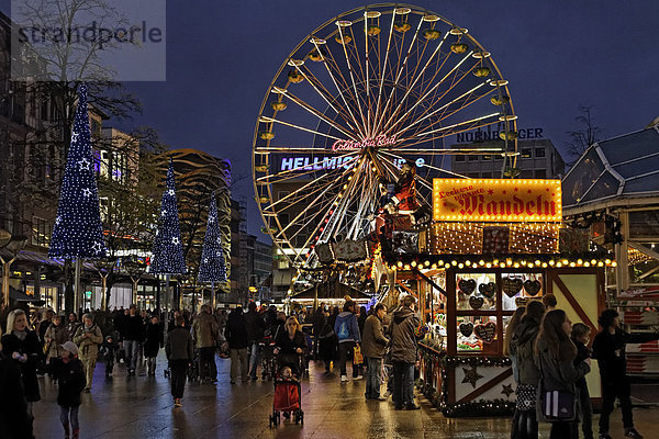 Weihnachtsmarkt mit Riesenrad am Abend  Königsstraße  Duisburg  Nordrhein-Westfalen  Deutschland  Europe