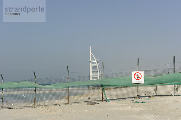 Betreten verboten  Schild mit Umzäunung  Burj al Arab  Turm der Araber  Hotel  Wahrzeichen  Jumeirah Group  Vereinigte Arabische Emirate  Arabische Halbinsel